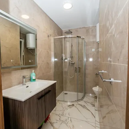 Apartament Modern Escape 3-bedroom Maisonette With Free Parking *