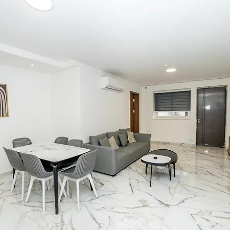 Modern 3Br Maisonette With Private Entrance - By Hostmt Apartment