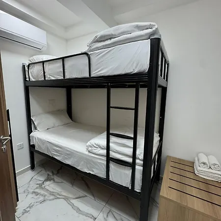 Modern Escape 3-bedroom Maisonette With Free Parking